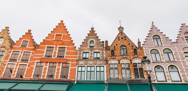 Casas históricas de colores en el centro de Brujas Bélgica