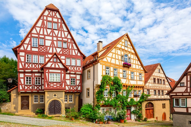 Casas históricas em enxaimel medievais. a velha cidade alemã de bad wimpfen, alemanha. foto de verão em um dia ensolarado contra um céu azul brilhante