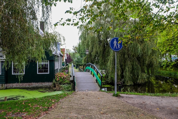 Casas holandesas y el puente en Zaanse Schans Holanda Septiembre de 2017