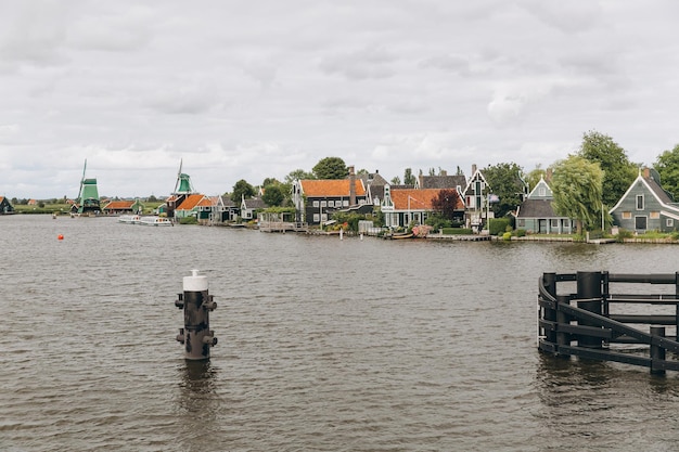 Casas holandesas tradicionales en el pueblo histórico de Zaanse Schans en el río Zaan en los Países Bajos