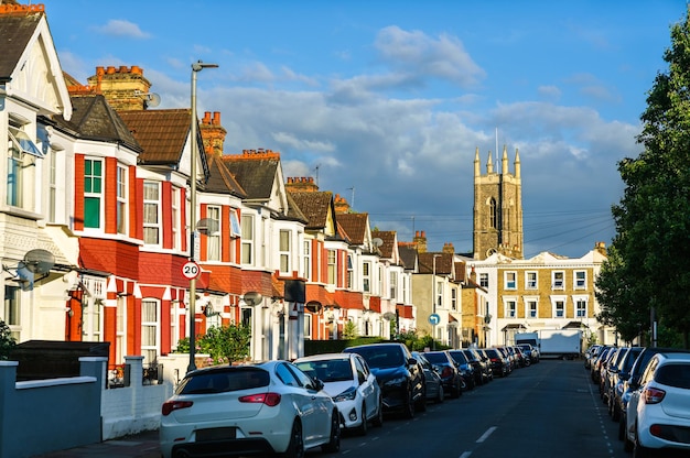 Casas inglesas típicas en el sur de Londres, Inglaterra.