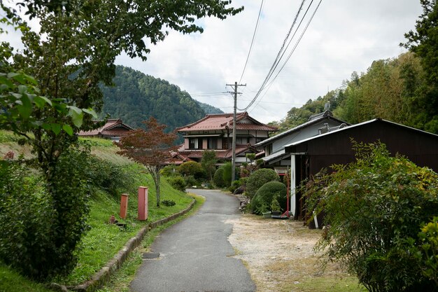 Casas japonesas tradicionais na trilha Nakasendo entre Tsumago e Magome, no vale de Kiso, no Japão