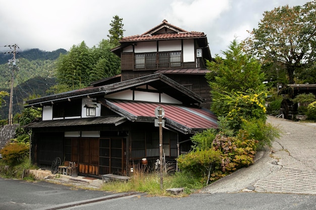 Casas japonesas tradicionales en el sendero Nakasendo entre Tsumago y Magome en el valle de Kiso, Japón