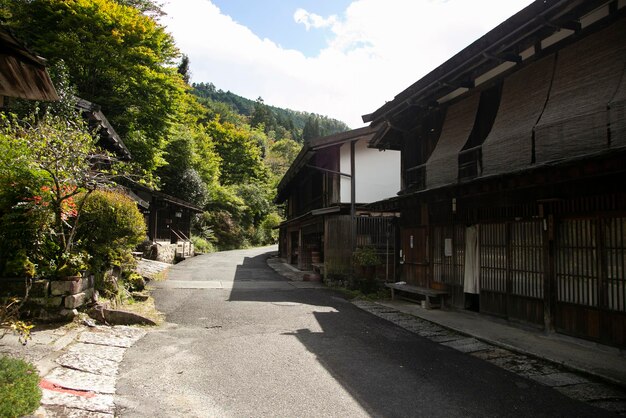 Casas japonesas tradicionales en el sendero Nakasendo entre Tsumago y Magome en el valle de Kiso, Japón