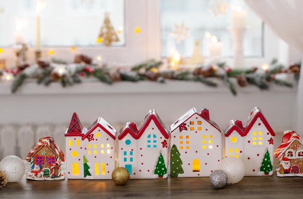 Casas de juguete de Navidad en el fondo de la ventana decorada