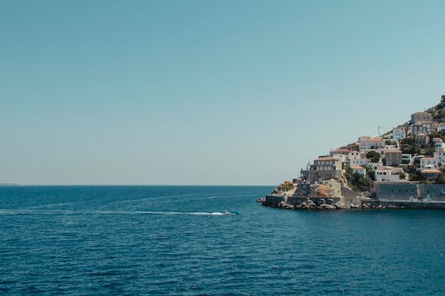 Casas junto al mar contra el cielo azul claro