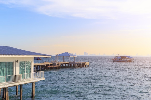 Casas junto al mar, Muelle junto al mar en un día brillante