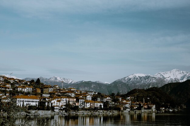 Casas junto ao lago e montanhas contra o céu