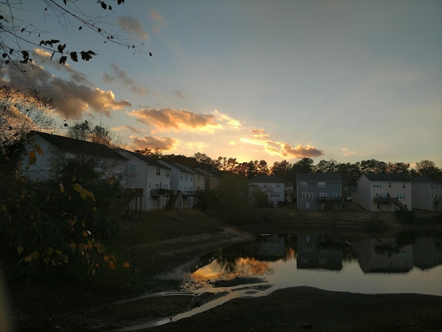 Foto casas junto a los árboles contra el cielo durante la puesta de sol