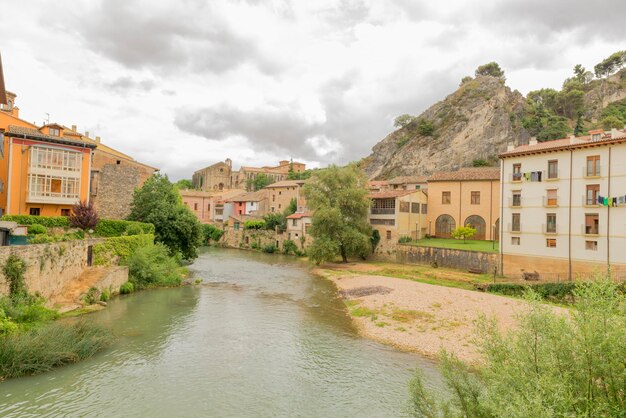 Foto casas junto a los árboles contra el cielo