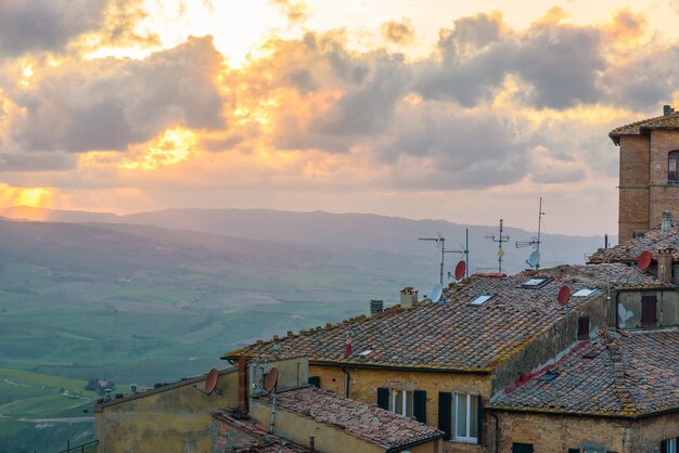 Casas junto a las montañas contra el cielo durante la puesta de sol