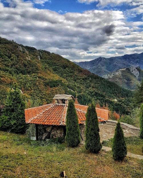 Casas junto a las montañas contra el cielo