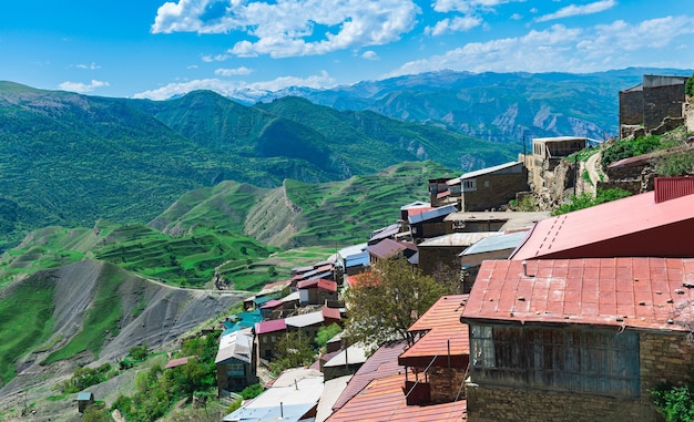 Casas en una ladera rocosa en el pueblo de montaña de Chokh en Daguestán