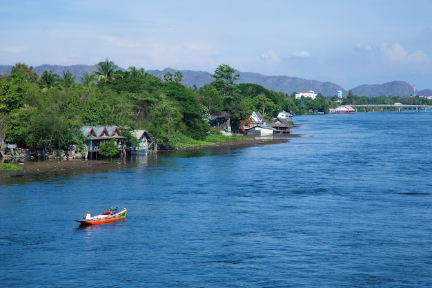 Casas a lo largo del río.