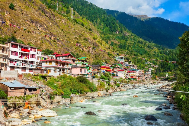 Casas locais coloridas em Manikaran Índia