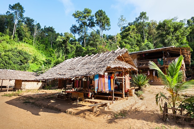 Casas locales en Long Neck Village, norte de Tailandia