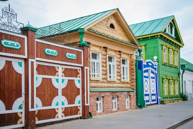 casas de madera en la calle Kayum Nasyri