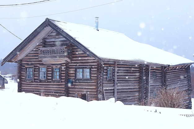 casas de madera en el campo ruso/arquitectura de madera, paisaje provincial ruso, aldea con vistas al invierno en Rusia