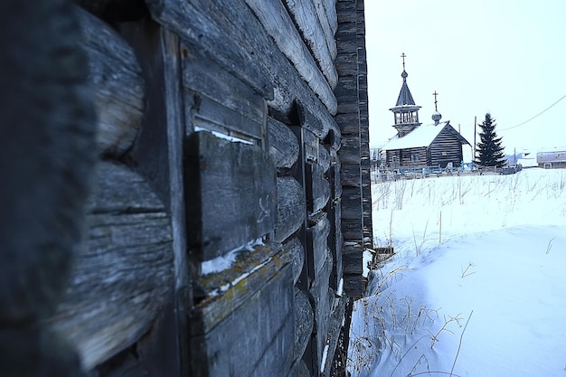 casas de madera en el campo ruso/arquitectura de madera, paisaje provincial ruso, aldea con vistas al invierno en Rusia