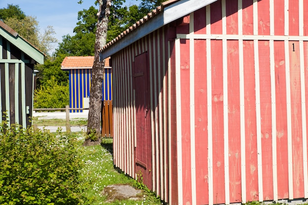 Casas de madera de colores típicos en el puerto de Biganos en la Bahía de Arcachon