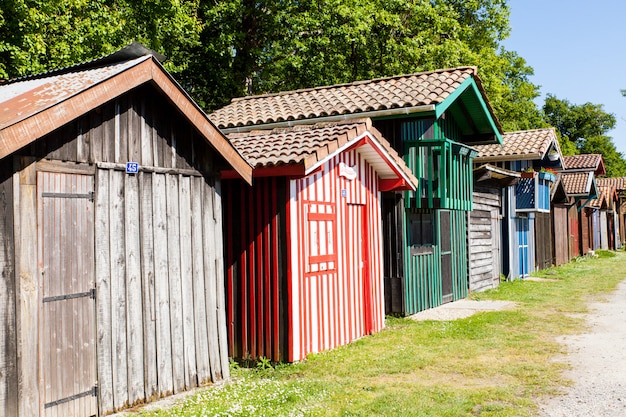 Casas de madera de colores típicos en el puerto de Biganos en la Bahía de Arcachon