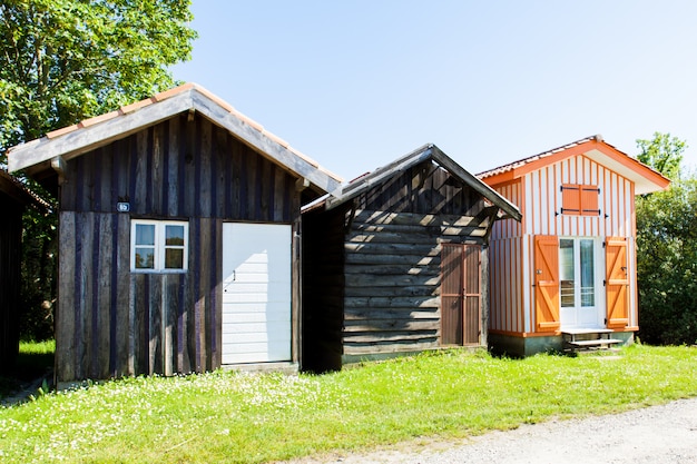 Casas de madera de colores típicos en el puerto de Biganos en la Bahía de Arcachon