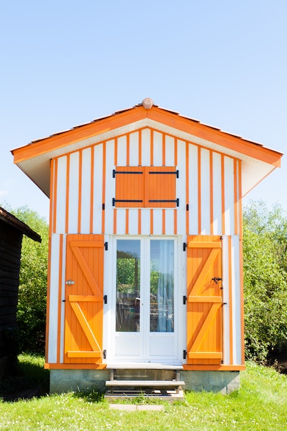 Casas de madera de colores típicos en el puerto de Biganos en la Bahía de Arcachon