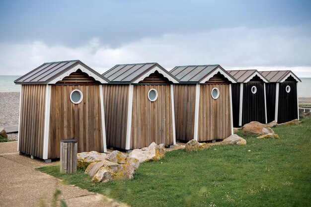 Casas de madera en la costa del océano cabañas de baño en Saint marguerite sur mer