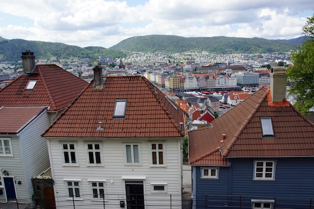 Casas de madera con techos de tejas en la ciudad de Bergen en Noruega