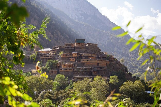 Casas de madera tradicionales de Kalash en el valle de Kalash en Pakistán