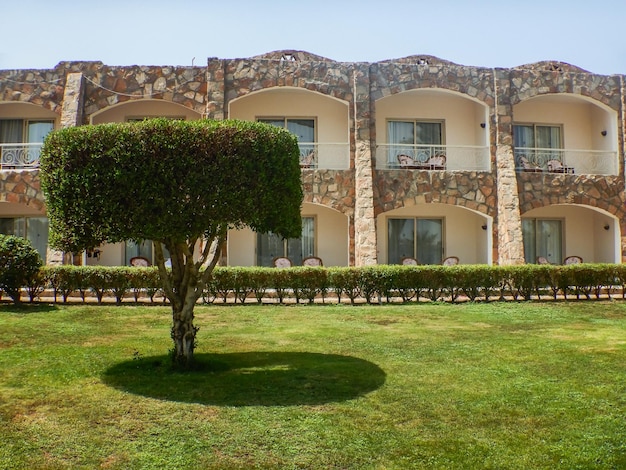 Casas y maravilloso jardín de vacaciones.