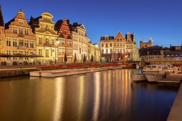 Casas medievais no cais do rio Leie à noite Cidade velha de Gante, Bélgica