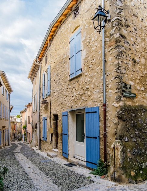 Casas medievales y calle adoquinada en el pueblo de Rochemaure, en el sur de Francia, Ardeche