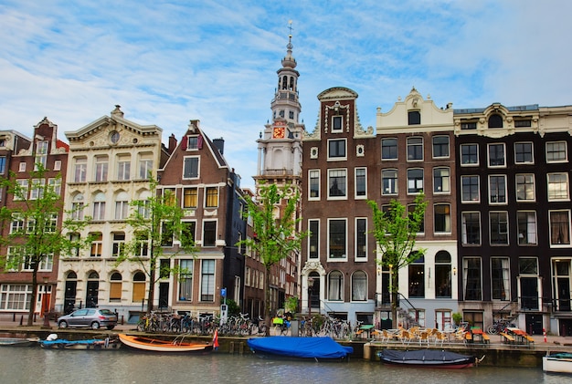 Casas medievales en canal en Amsterdam, Países Bajos