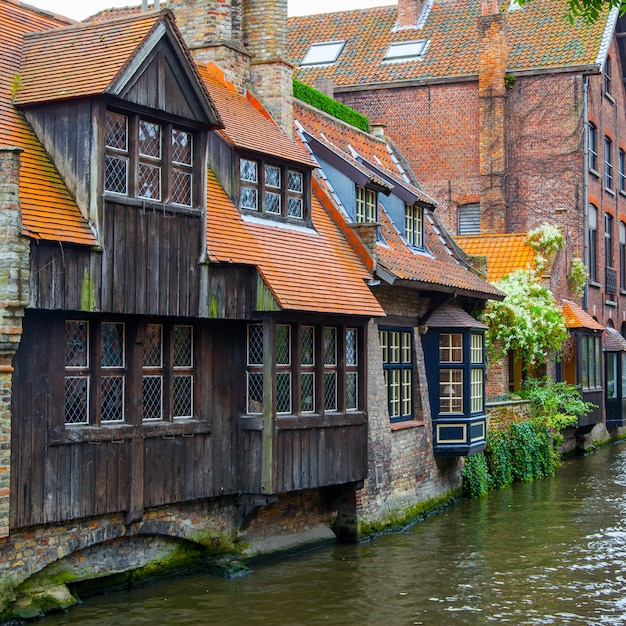 Casas medievales por canal en Brujas, Bélgica