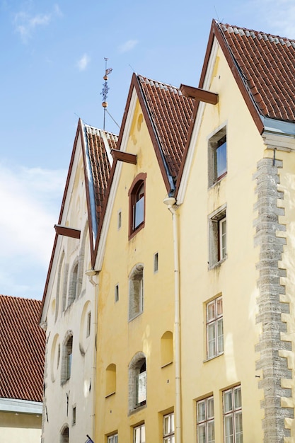 Casas medievales llamadas Tres Hermanas en la calle Pikk en Tallin Estonia