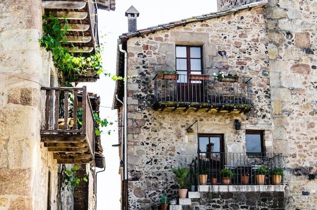 Casas medievales de Santa Pau provincia de Girona en La Garrotxa Cataluña