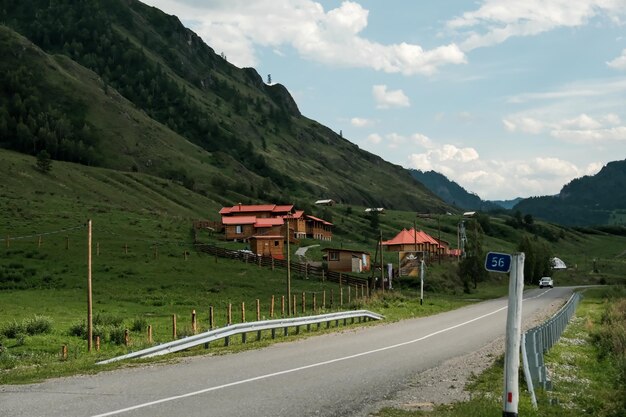 Casas en las montañas con techo rojo Asentamientos de montaña Habitantes de las montañas Naturaleza de Canadá Georgia Rusia Un camino en las montañas