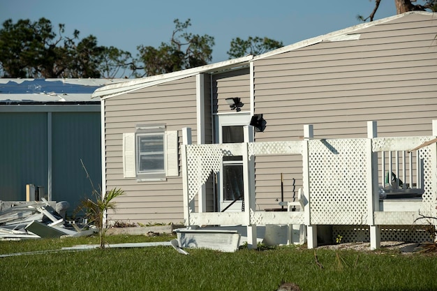 Casas móviles muy dañadas después de un huracán en una zona residencial de Florida Consecuencias de un desastre natural