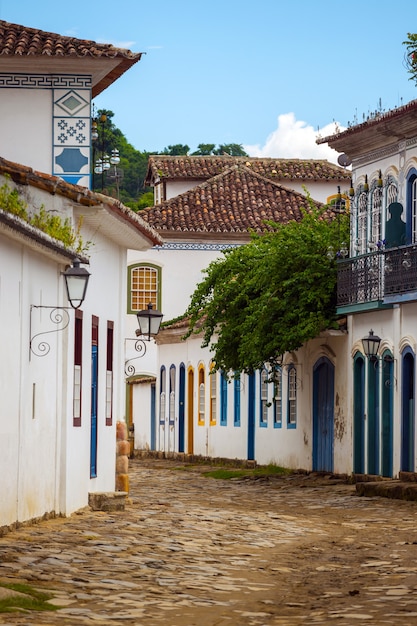 Casas multicolores en las calles de la famosa ciudad histórica de Paraty, Brasil