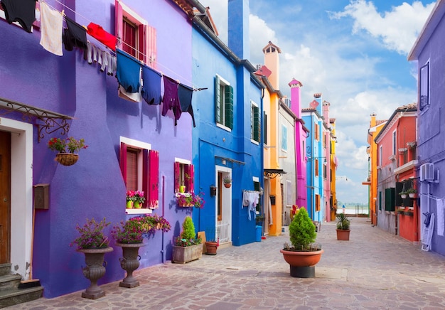 Casas multicolores de la isla de Burano con el color del año azul muy peri, Venecia, Italia