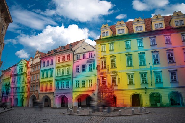 Casas multicoloridas do arco-íris