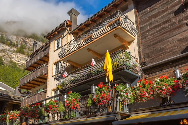 Casas na aldeia alpina de Zermatt, na Suíça
