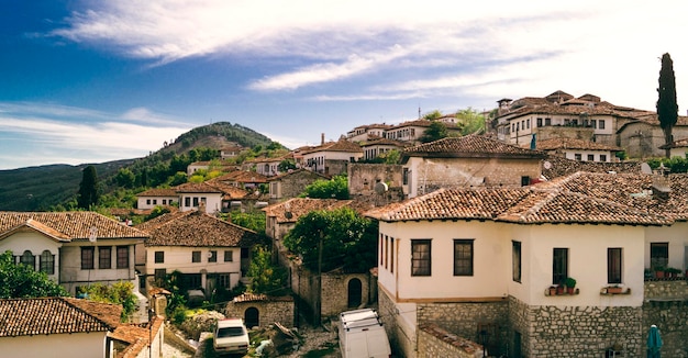 Casas na cidade contra o céu