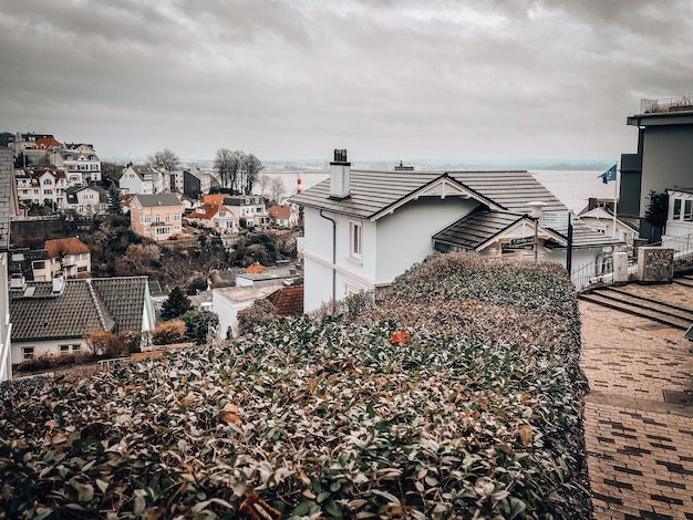 Casas na cidade contra o céu