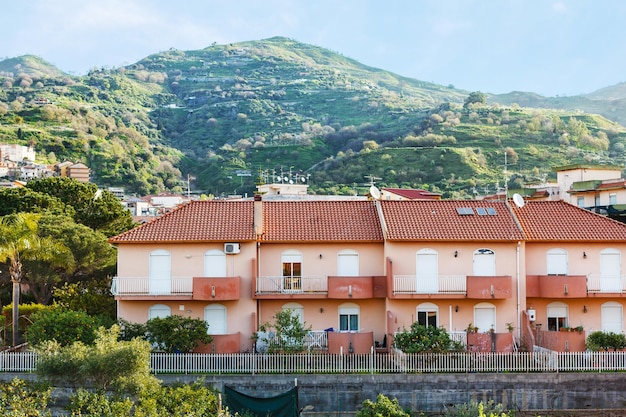 Casas na cidade Gaggi na Sicília em colinas verdes