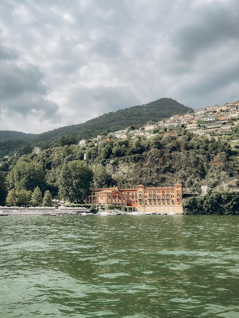 casas na margem do Lago Como Itália