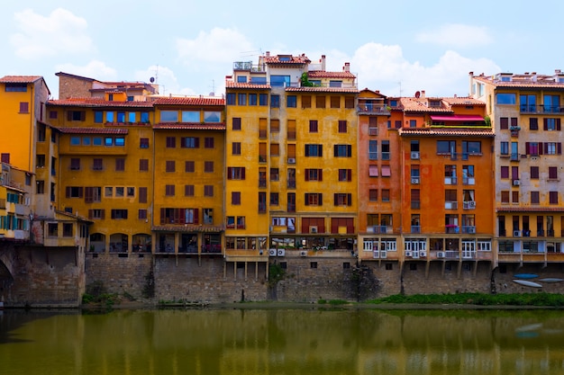 Casas na margem do rio Arno, Florença, Itália