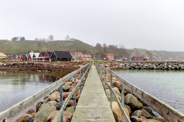 Casas na marina da ilha Ven em Oresund com cais em primeiro plano