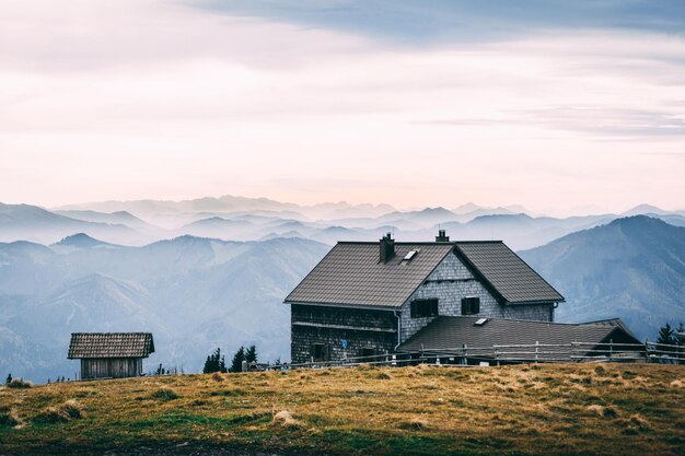 Foto casas na montanha contra o céu nublado